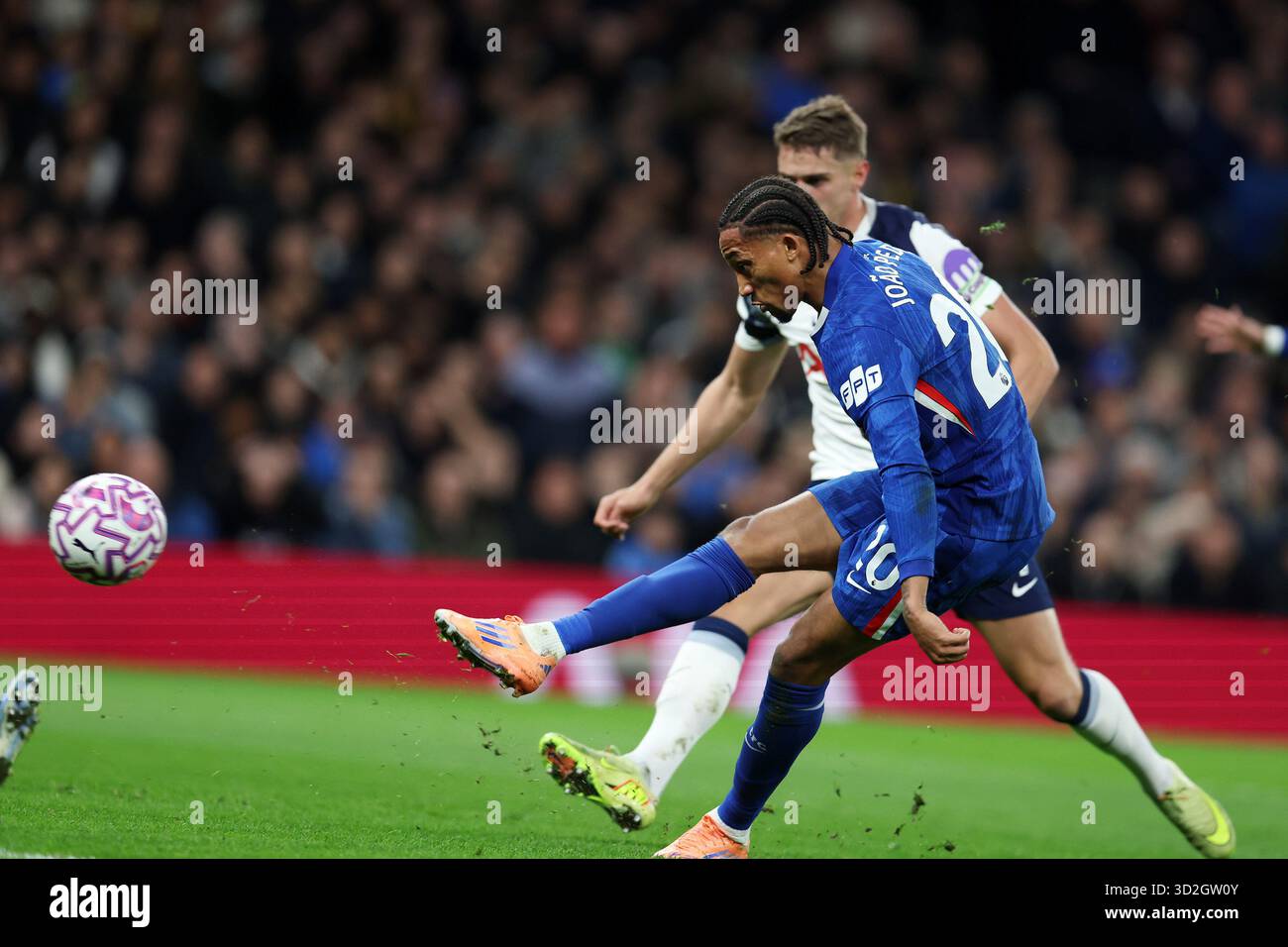London, Großbritannien. November 2025. Joao Pedro von Chelsea schießt und erzielt seine Teams das 1. Tor. Premier League-Spiel Tottenham Hotspur gegen Chelsea im Tottenham Hotspur Stadium in London am Samstag, 1. November 2025. Dieses Bild darf nur für redaktionelle Zwecke verwendet werden. Nur redaktionelles Bild von Andrew Orchard/Alamy Live News Stockfoto