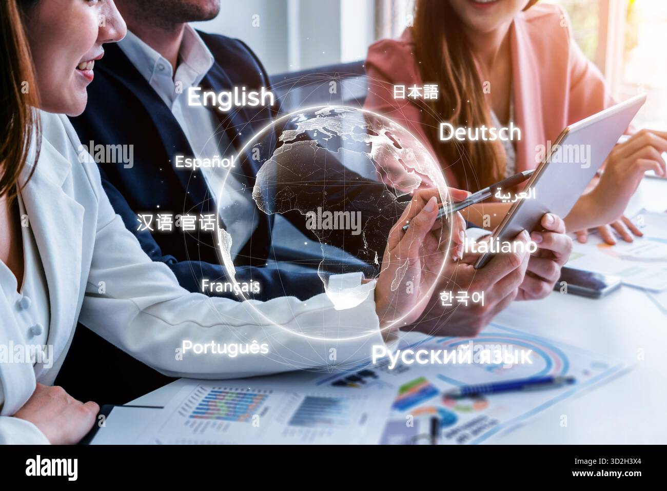 Die globale Kommunikation wird durch mehrsprachige Tools, kulturübergreifende Botschaften und digitale Plattformen für den weltweiten Sprachaustausch gedeiht. Bürgen Stockfoto