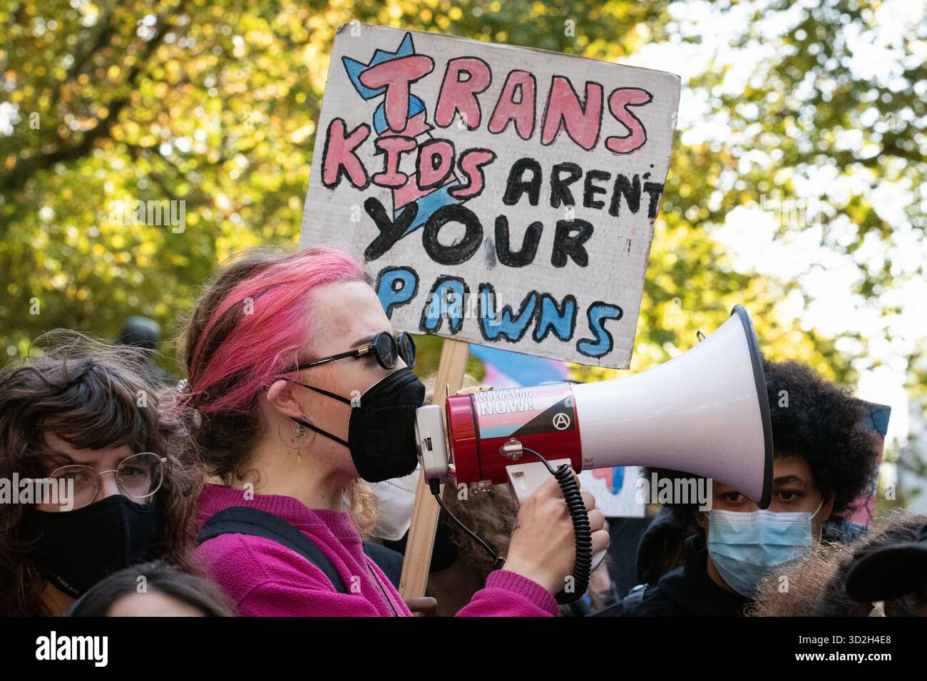 London, Großbritannien. 1. November 2025. Transgender-Menschen und Verbündete versammeln sich in der Nähe des Hauptquartiers der Metropolitan Police in New Scotland Yard, um gegen die Diskriminierung von Transgender-Menschen zu protestieren und für Freiheit und Gleichheit zu plädieren. Als Gegenprotest gegen eine nahe gelegene Person zur Unterstützung eines kürzlich erlassenen Urteils des Obersten Gerichtshofs über die rechtliche Definition einer Frau, die von Transrechtsgruppen als diskriminierend verurteilt wurde, hinderte die Polizei die Trans-Demonstranten daran, zu marschieren. Quelle: Ron Fassbender/Alamy Live News Stockfoto