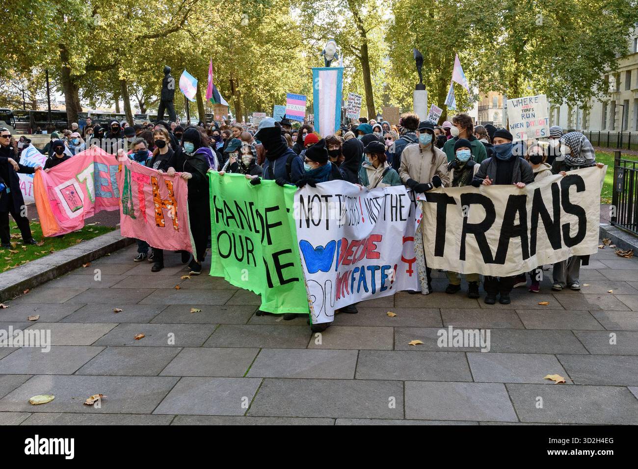 London, Großbritannien. 1. November 2025. Transgender-Menschen und Verbündete versammeln sich in der Nähe des Hauptquartiers der Metropolitan Police in New Scotland Yard, um gegen die Diskriminierung von Transgender-Menschen zu protestieren und für Freiheit und Gleichheit zu plädieren. Als Gegenprotest gegen eine nahe gelegene Person zur Unterstützung eines kürzlich erlassenen Urteils des Obersten Gerichtshofs über die rechtliche Definition einer Frau, die von Transrechtsgruppen als diskriminierend verurteilt wurde, hinderte die Polizei die Trans-Demonstranten daran, zu marschieren. Quelle: Ron Fassbender/Alamy Live News Stockfoto