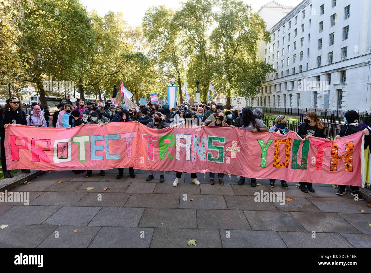 London, Großbritannien. 1. November 2025. Transgender-Menschen und Verbündete versammeln sich in der Nähe des Hauptquartiers der Metropolitan Police in New Scotland Yard, um gegen die Diskriminierung von Transgender-Menschen zu protestieren und für Freiheit und Gleichheit zu plädieren. Als Gegenprotest gegen eine nahe gelegene Person zur Unterstützung eines kürzlich erlassenen Urteils des Obersten Gerichtshofs über die rechtliche Definition einer Frau, die von Transrechtsgruppen als diskriminierend verurteilt wurde, hinderte die Polizei die Trans-Demonstranten daran, zu marschieren. Quelle: Ron Fassbender/Alamy Live News Stockfoto