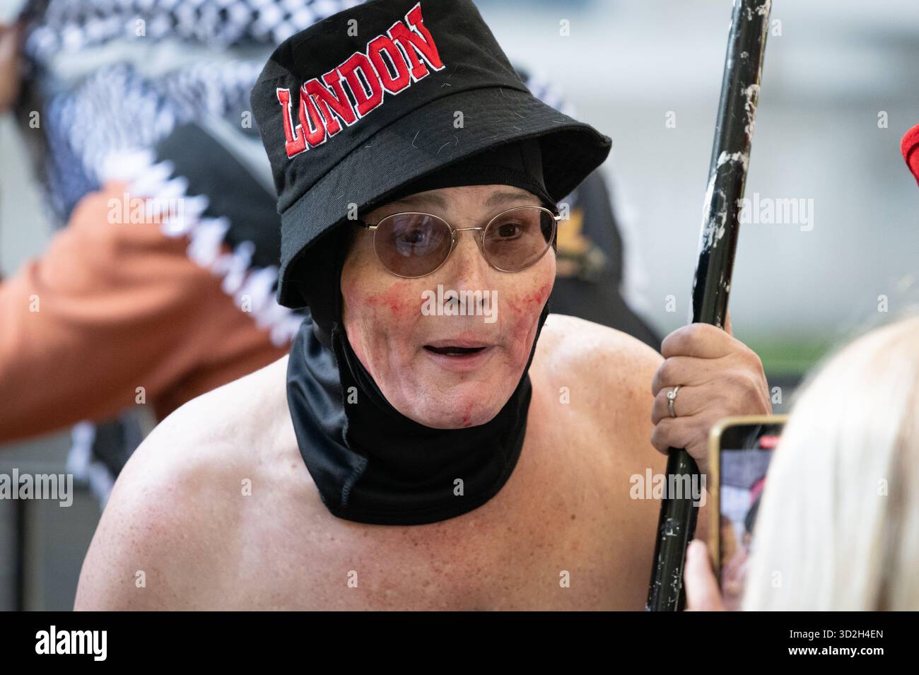 London, Großbritannien. 1. November 2025. Die Transgender-Rechte-Aktivistin Sarah Jane Baker schließt sich Transgender-Menschen und Verbündeten an, um sich in der Nähe des Hauptquartiers der Metropolitan Police in New Scotland Yard gegen die Diskriminierung von Transgender-Menschen zu protestieren und für Freiheit und Gleichheit zu plädieren. Als Gegenprotest gegen eine nahe gelegene Person zur Unterstützung eines kürzlich erlassenen Urteils des Obersten Gerichtshofs über die rechtliche Definition einer Frau, die von Transrechtsgruppen als diskriminierend verurteilt wurde, hinderte die Polizei die Trans-Demonstranten daran, zu marschieren. Quelle: Ron Fassbender/Alamy Live News Stockfoto