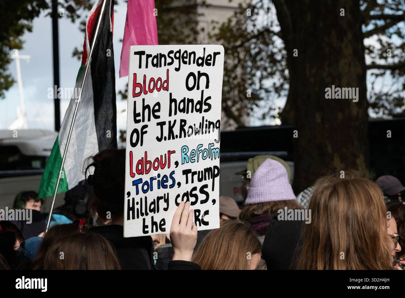 London, Großbritannien. 1. November 2025. Transgender-Menschen und Verbündete versammeln sich in der Nähe des Hauptquartiers der Metropolitan Police in New Scotland Yard, um gegen die Diskriminierung von Transgender-Menschen zu protestieren und für Freiheit und Gleichheit zu plädieren. Als Gegenprotest gegen eine nahe gelegene Person zur Unterstützung eines kürzlich erlassenen Urteils des Obersten Gerichtshofs über die rechtliche Definition einer Frau, die von Transrechtsgruppen als diskriminierend verurteilt wurde, hinderte die Polizei die Trans-Demonstranten daran, zu marschieren. Quelle: Ron Fassbender/Alamy Live News Stockfoto