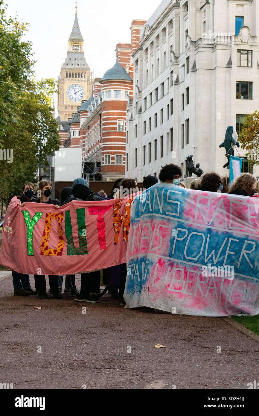 London, Großbritannien. 1. November 2025. Transgender-Menschen und Verbündete versammeln sich in der Nähe des Hauptquartiers der Metropolitan Police in New Scotland Yard, um gegen die Diskriminierung von Transgender-Menschen zu protestieren und für Freiheit und Gleichheit zu plädieren. Als Gegenprotest gegen eine nahe gelegene Person zur Unterstützung eines kürzlich erlassenen Urteils des Obersten Gerichtshofs über die rechtliche Definition einer Frau, die von Transrechtsgruppen als diskriminierend verurteilt wurde, hinderte die Polizei die Trans-Demonstranten daran, zu marschieren. Quelle: Ron Fassbender/Alamy Live News Stockfoto