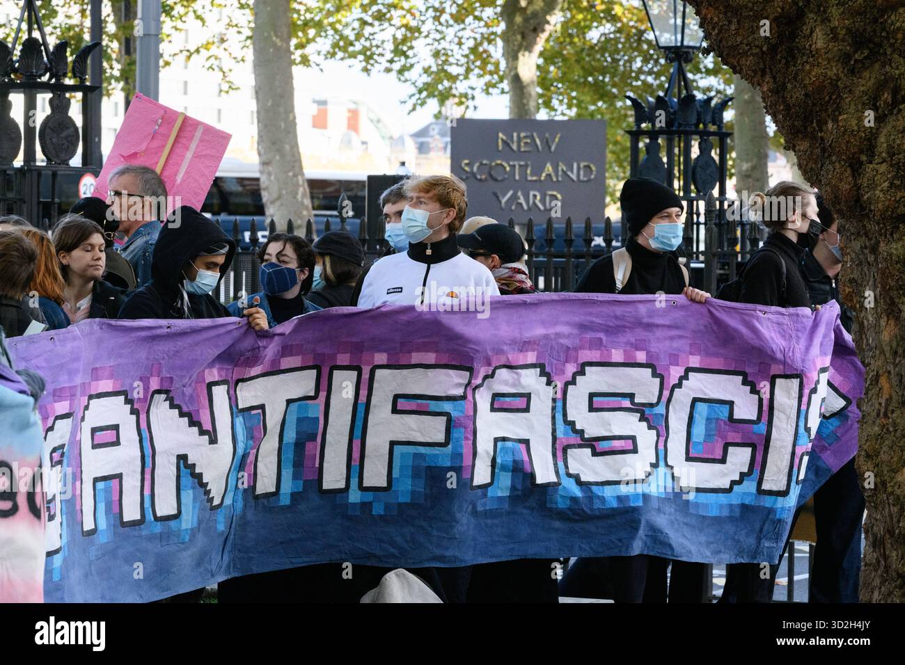 London, Großbritannien. 1. November 2025. Transgender-Menschen und Verbündete versammeln sich in der Nähe des Hauptquartiers der Metropolitan Police in New Scotland Yard, um gegen die Diskriminierung von Transgender-Menschen zu protestieren und für Freiheit und Gleichheit zu plädieren. Als Gegenprotest gegen eine nahe gelegene Person zur Unterstützung eines kürzlich erlassenen Urteils des Obersten Gerichtshofs über die rechtliche Definition einer Frau, die von Transrechtsgruppen als diskriminierend verurteilt wurde, hinderte die Polizei die Trans-Demonstranten daran, zu marschieren. Quelle: Ron Fassbender/Alamy Live News Stockfoto
