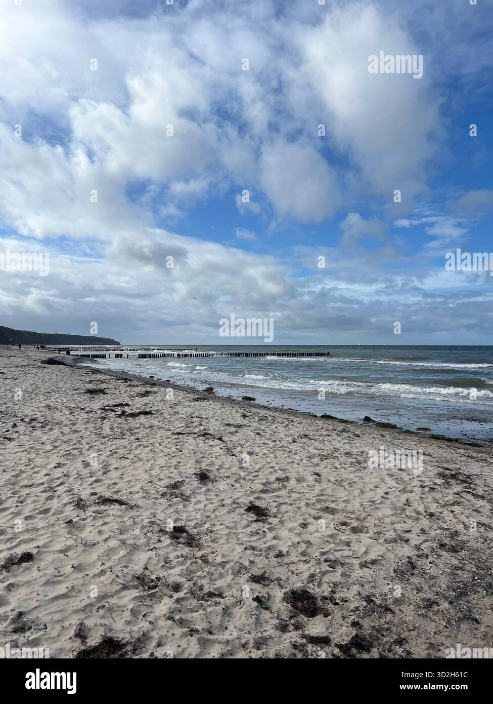Ruhige Meereslandschaft mit sanften Waren und dramatisch bewölktem Himmel über der Küste. Friedlicher Blick auf die Küste, der die Schönheit der Natur und des Ozeans einfängt. - Smartphone-aufgenommenes Stockfoto