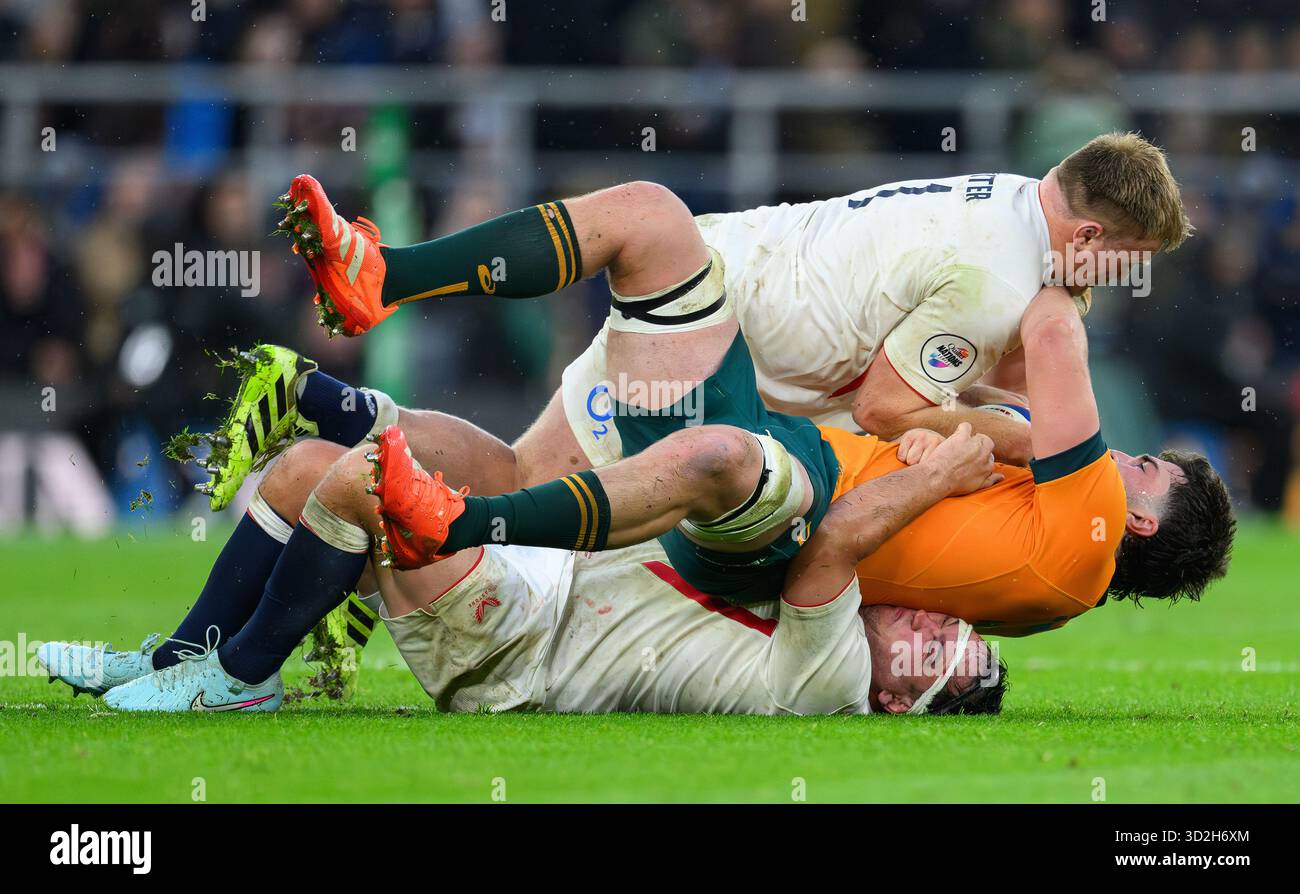 Twickenham, Großbritannien. November 2025. ENGLAND GEGEN AUSTRALIEN – QUILTER NATIONS SERIE – TWICKENHAM. Englands Jamie George ( unterste ) und Fin Baxter ( oberste ) setzen sich zusammen, um den Australier Jeremy Williams zu besiegen. Bildnachweis: Mark Pain/Alamy Live News Stockfoto