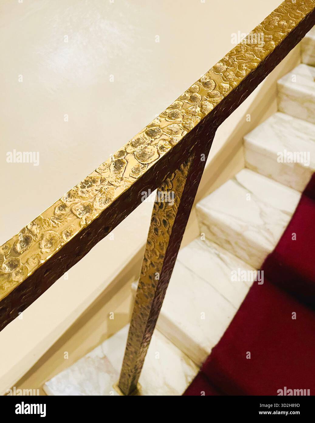 Quadratischer Querschnitt 1960's goldpolierter Handlauf - entworfen von Wallace Harrison im Metropolitan Opera House, Lincoln Center, 70 Lincoln Center Plaza, Stockfoto