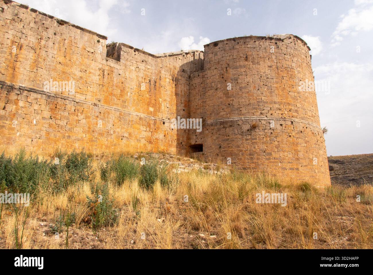 Die Burg Berlanga de Duero befindet sich auf einem Hügel nahe der gleichnamigen Stadt. Es hat eine eigentümliche Konstruktion, bestehend aus einer mittelalterlichen Burg, die meine Festung mit kreisförmigen Geschütztürmen aus dem 16. Jahrhundert umgab, und einer weiteren mittelalterlichen Außenmauer mit runden Türmen im maurischen Stil. Stockfoto
