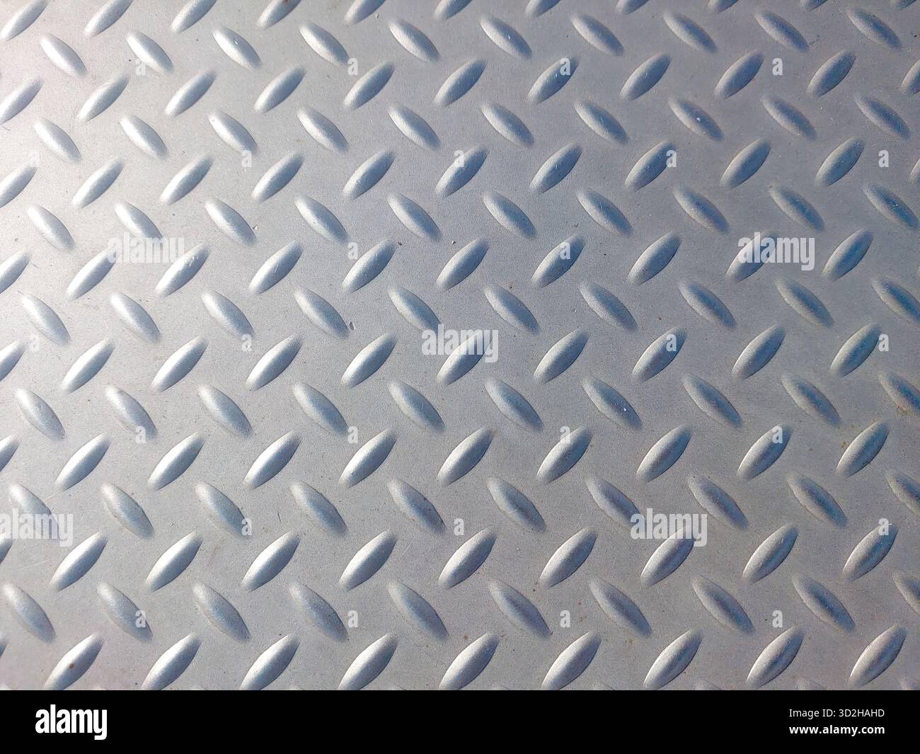 Wellblech aus Metall bietet eine robuste Oberfläche für Industrieböden, ideal für Lager, Fabriken und Werkstätten, die langlebige Materialien benötigen. Stockfoto