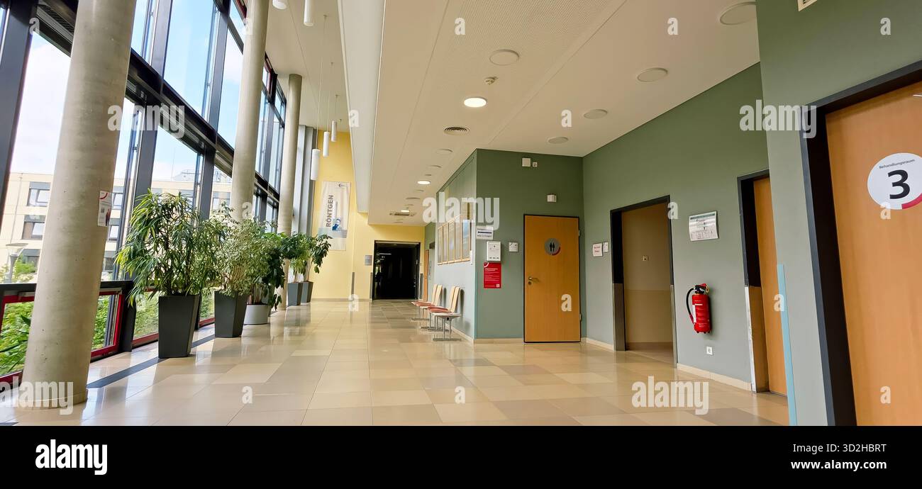 Berlin, Deutschland - 16. Juni 2025: Der moderne Flur verfügt über große Fenster, Grün und eine helle Inneneinrichtung. - Smartphone-aufgenommenes Stockfoto