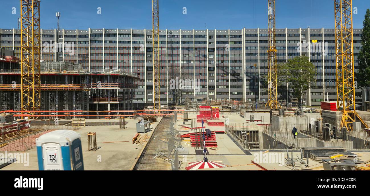 Berlin, Deutschland - 13. Mai 2025: Baustelle mit Kränen und laufender Bauentwicklung in der Stadtlandschaft. - Smartphone-aufgenommenes Stockfoto