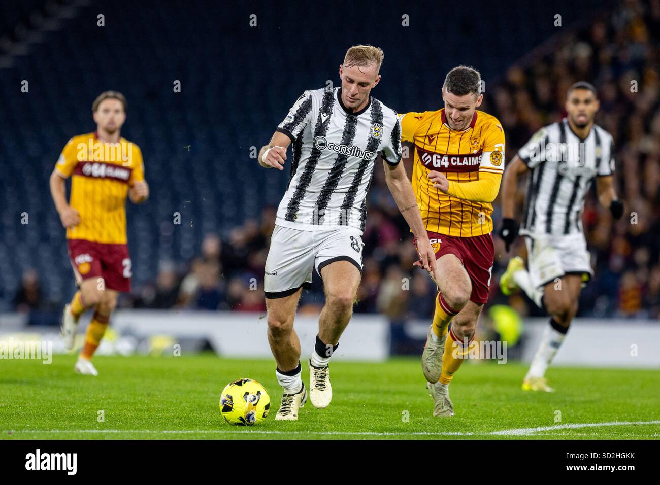 Glasgow, Großbritannien. November 2025. Motherwell FC spielte im Halbfinale des Premier Sports Cup im Hampden Park in Glasgow. Das Finale war Motherwell 1–4 St Mirren. Das zweite Halbfinale findet zwischen den Rangers und Celtic statt und St. Mirren wird am 14. Dezember im Hampden Park den Sieger des Schottischen Pokals spielen. Killian Phillips (88) Outtruns Paul McGinn (16) Credit: Findlay/Alamy Live News Stockfoto