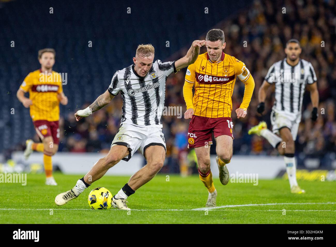 Glasgow, Großbritannien. November 2025. Motherwell FC spielte im Halbfinale des Premier Sports Cup im Hampden Park in Glasgow. Das Finale war Motherwell 1–4 St Mirren. Das zweite Halbfinale findet zwischen den Rangers und Celtic statt und St. Mirren wird am 14. Dezember im Hampden Park den Sieger des Schottischen Pokals spielen. Killian Phillips (88) Outtruns Paul McGinn (16) Credit: Findlay/Alamy Live News Stockfoto