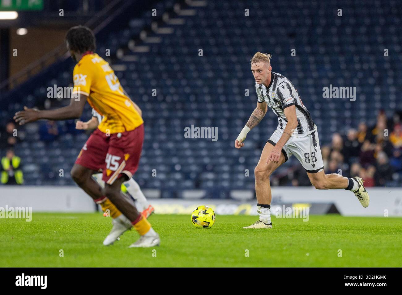 Glasgow, Großbritannien. November 2025. Motherwell FC spielte im Halbfinale des Premier Sports Cup im Hampden Park in Glasgow. Das Finale war Motherwell 1–4 St Mirren. Das zweite Halbfinale findet zwischen den Rangers und Celtic statt und St. Mirren wird am 14. Dezember im Hampden Park den Sieger des Schottischen Pokals spielen. Killian Phillips (M 88) läuft mit dem Ball. Quelle: Findlay/Alamy Live News Stockfoto
