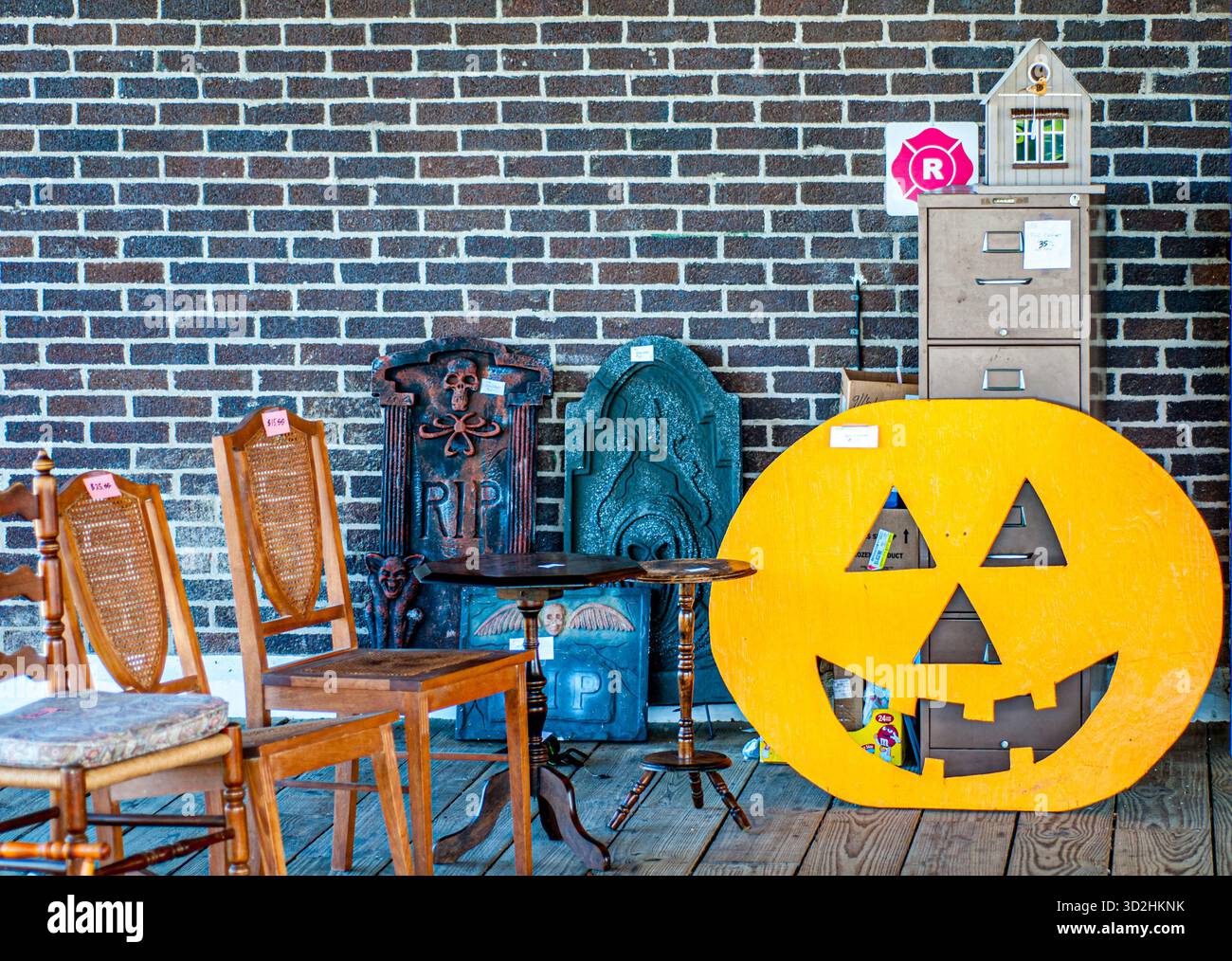 Gebrauchte Möbel und andere alte Sachen zum Verkauf Stockfoto