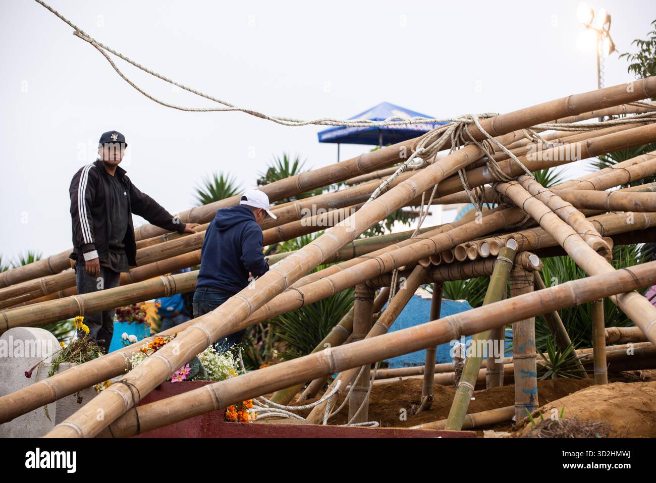 Guatemala-Stadt, Guatemala-Stadt, Guatemala. November 2025. Der Himmel über Santiago Sacatepéquez, Guatemala, war wieder einmal voller Farbe, Kunst und Tradition. Seit den frühen Morgenstunden des 1. November kamen Tausende von Menschen auf den Generalfriedhof, um an einer Feier teilzunehmen, die Generationen übertrifft: Der Flug der Riesendrachen. (Kreditbild: © Fernando Chuy/ZUMA Press Wire) NUR REDAKTIONELLE VERWENDUNG! Nicht für kommerzielle ZWECKE! Stockfoto
