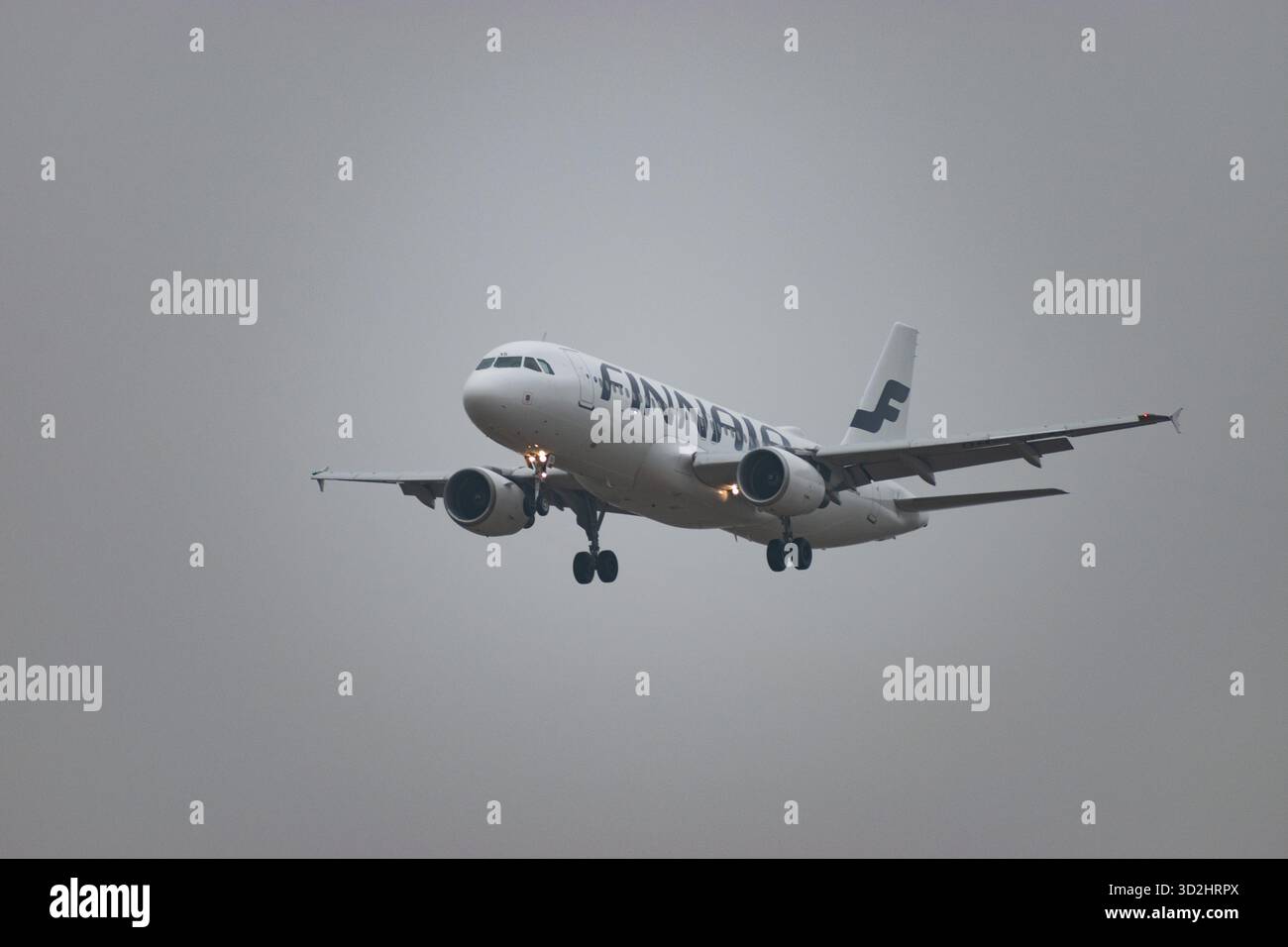 Zürich, Schweiz, 19. Januar 2025 UH-LXD Finnair Airbus A320-214 landet an einem sehr nebeligen Tag auf der Landebahn 14 Stockfoto