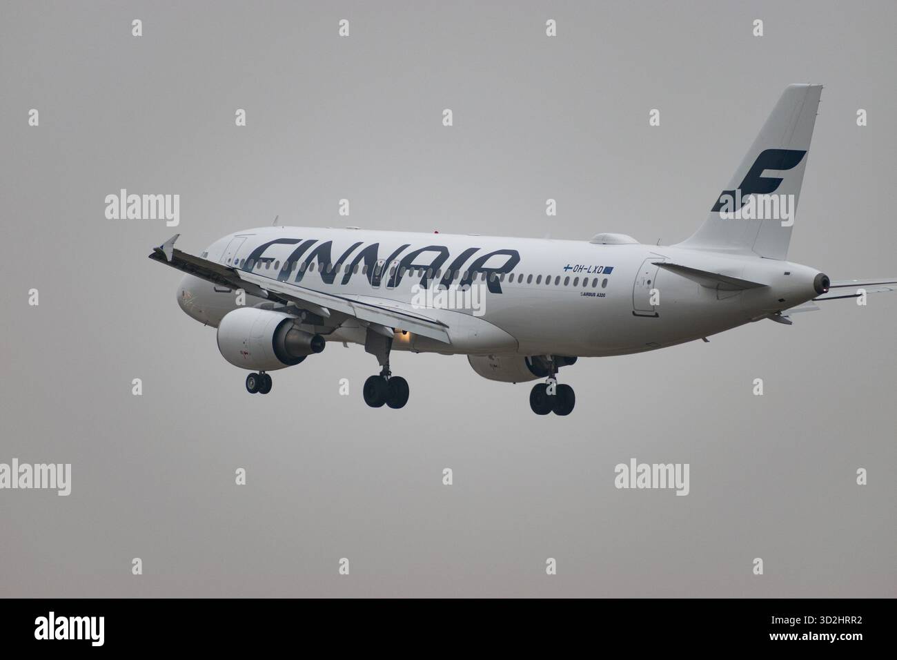 Zürich, Schweiz, 19. Januar 2025 UH-LXD Finnair Airbus A320-214 landet an einem sehr nebeligen Tag auf der Landebahn 14 Stockfoto