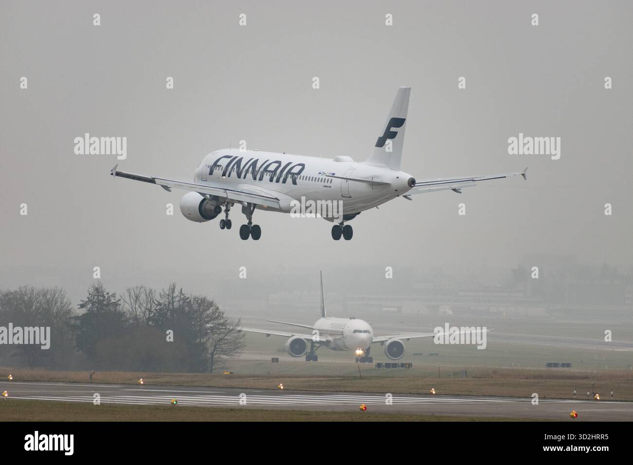 Zürich, Schweiz, 19. Januar 2025 UH-LXD Finnair Airbus A320-214 landet an einem sehr nebeligen Tag auf der Landebahn 14 Stockfoto