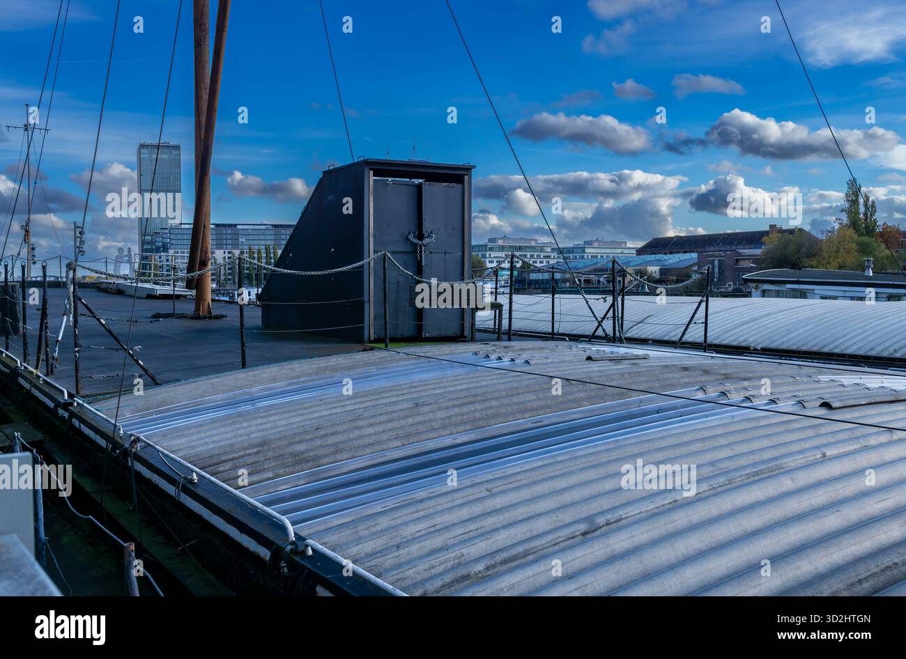 Minimalistischer Blick auf ein verankertes Schiffsdeck an der Spree in Berlin, in der Nähe der Elsenbrücke. Stockfoto