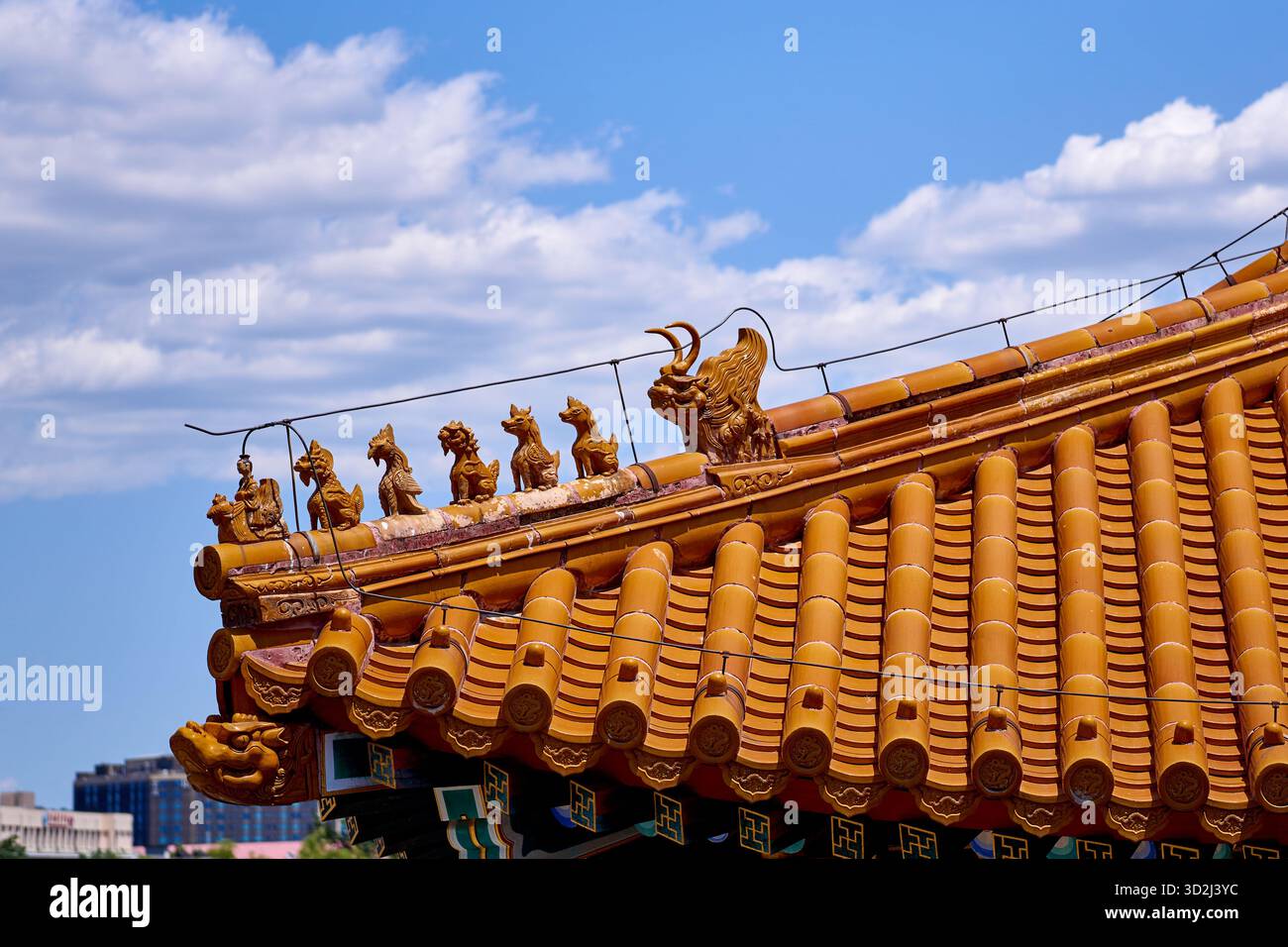 Nahaufnahme mit Dachhütern und Kunstwerken in der Halle der Obersten Harmonie in der Verbotenen Stadt in Peking Stockfoto