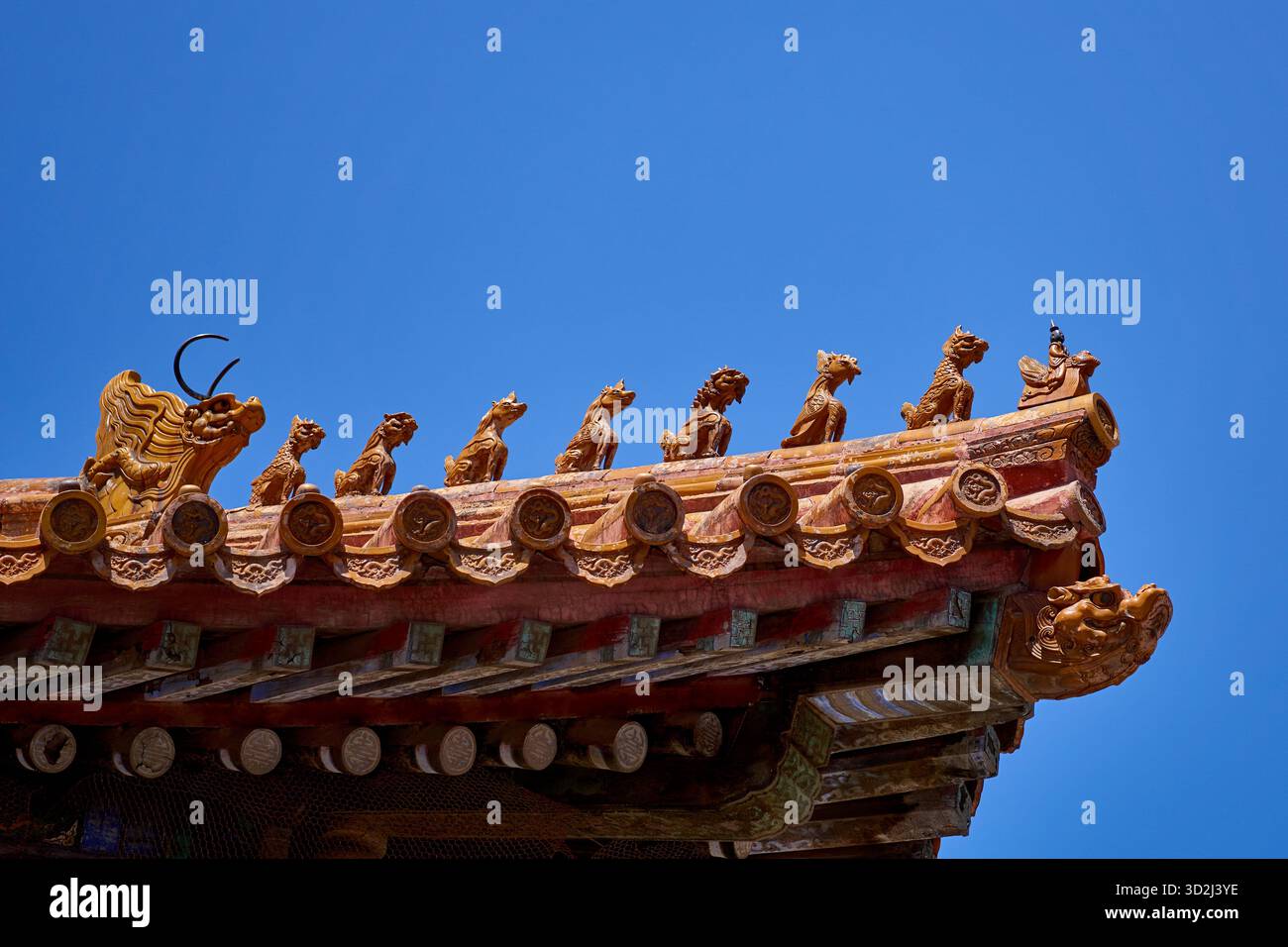 Nahaufnahme mit Dachhütern und Kunstwerken in der Halle der Obersten Harmonie in der Verbotenen Stadt in Peking Stockfoto