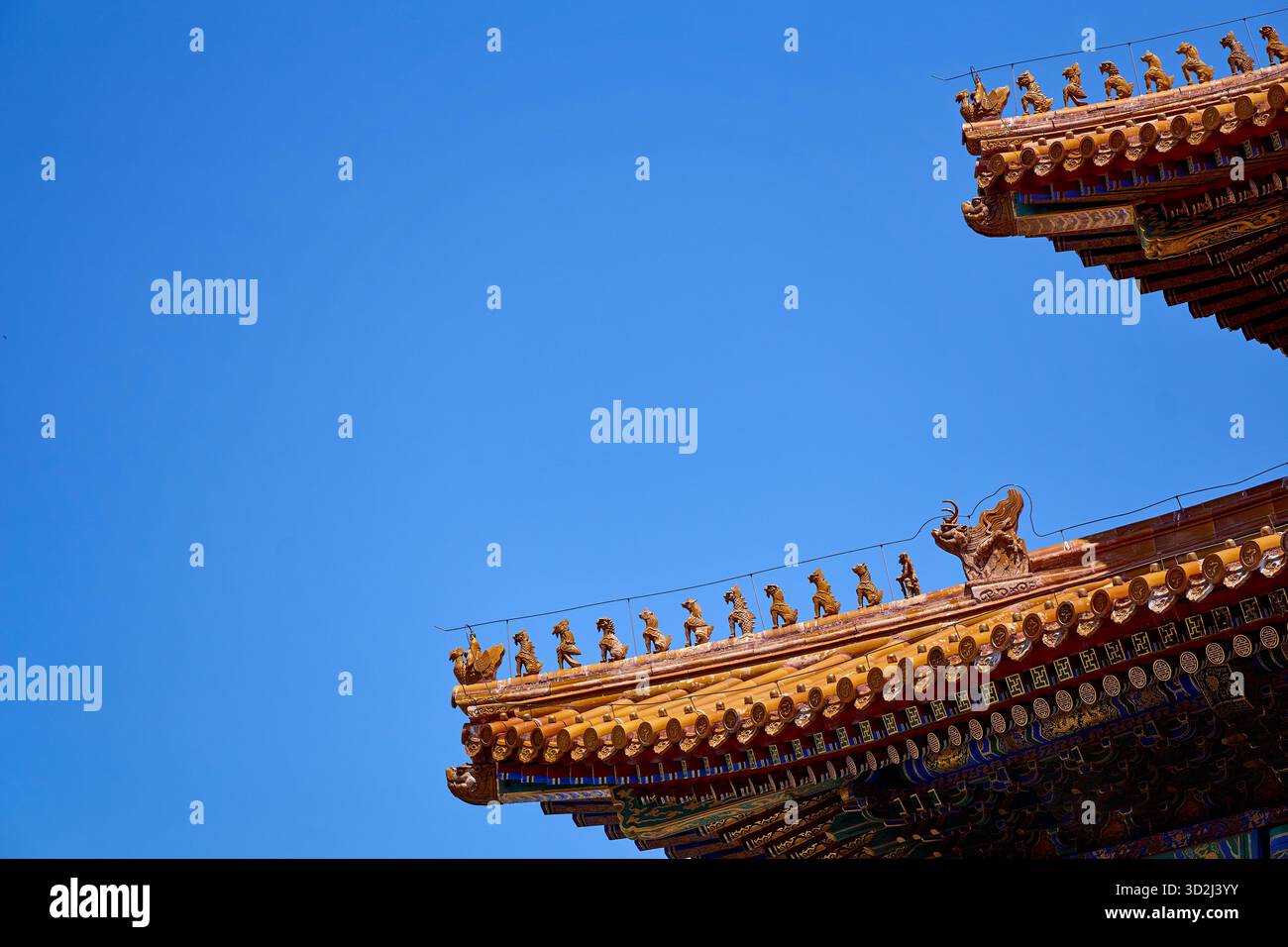 Nahaufnahme mit Dachhütern und Kunstwerken in der Halle der Obersten Harmonie in der Verbotenen Stadt in Peking Stockfoto