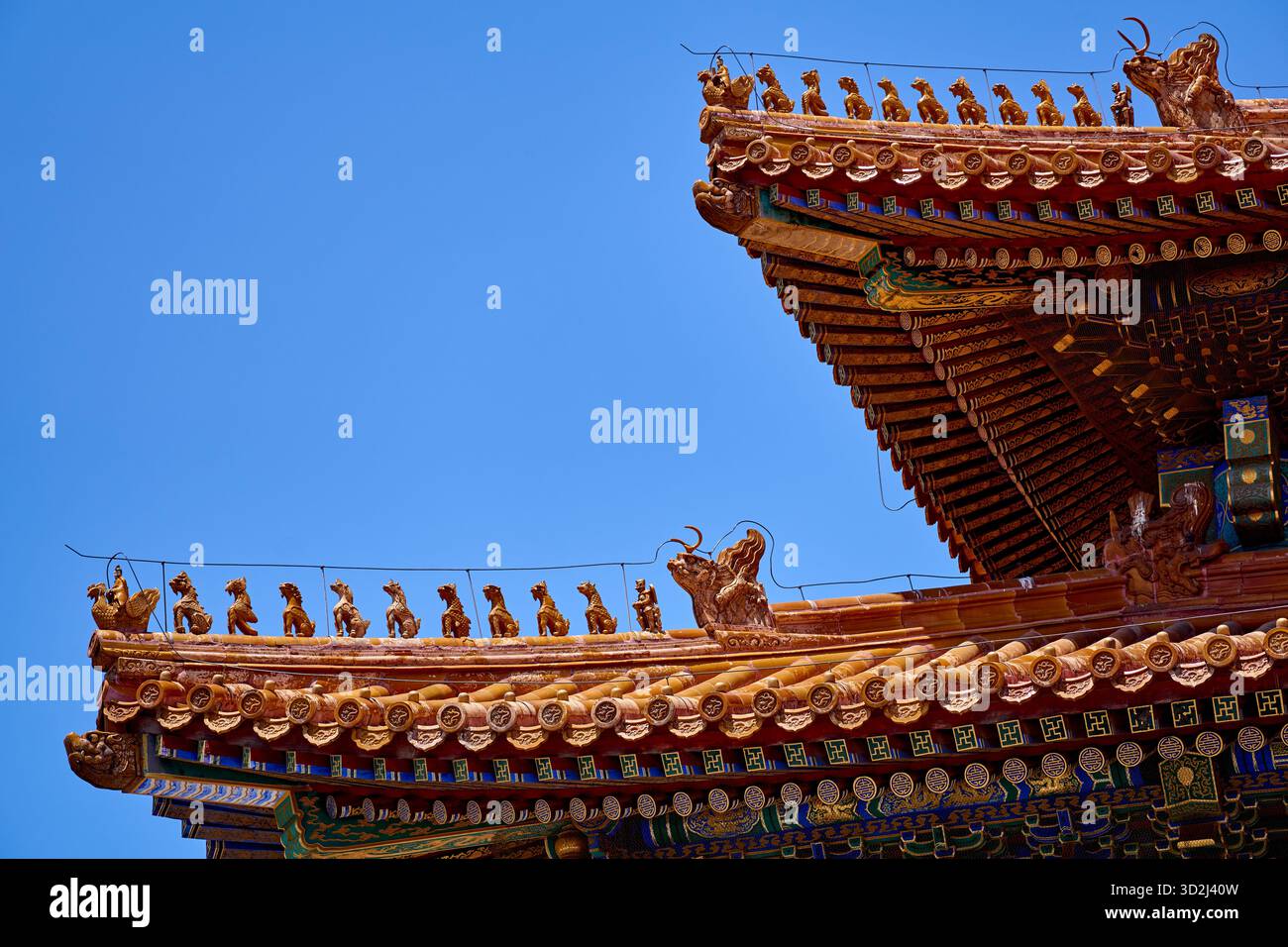 Nahaufnahme mit Dachhütern und Kunstwerken in der Halle der Obersten Harmonie in der Verbotenen Stadt in Peking Stockfoto