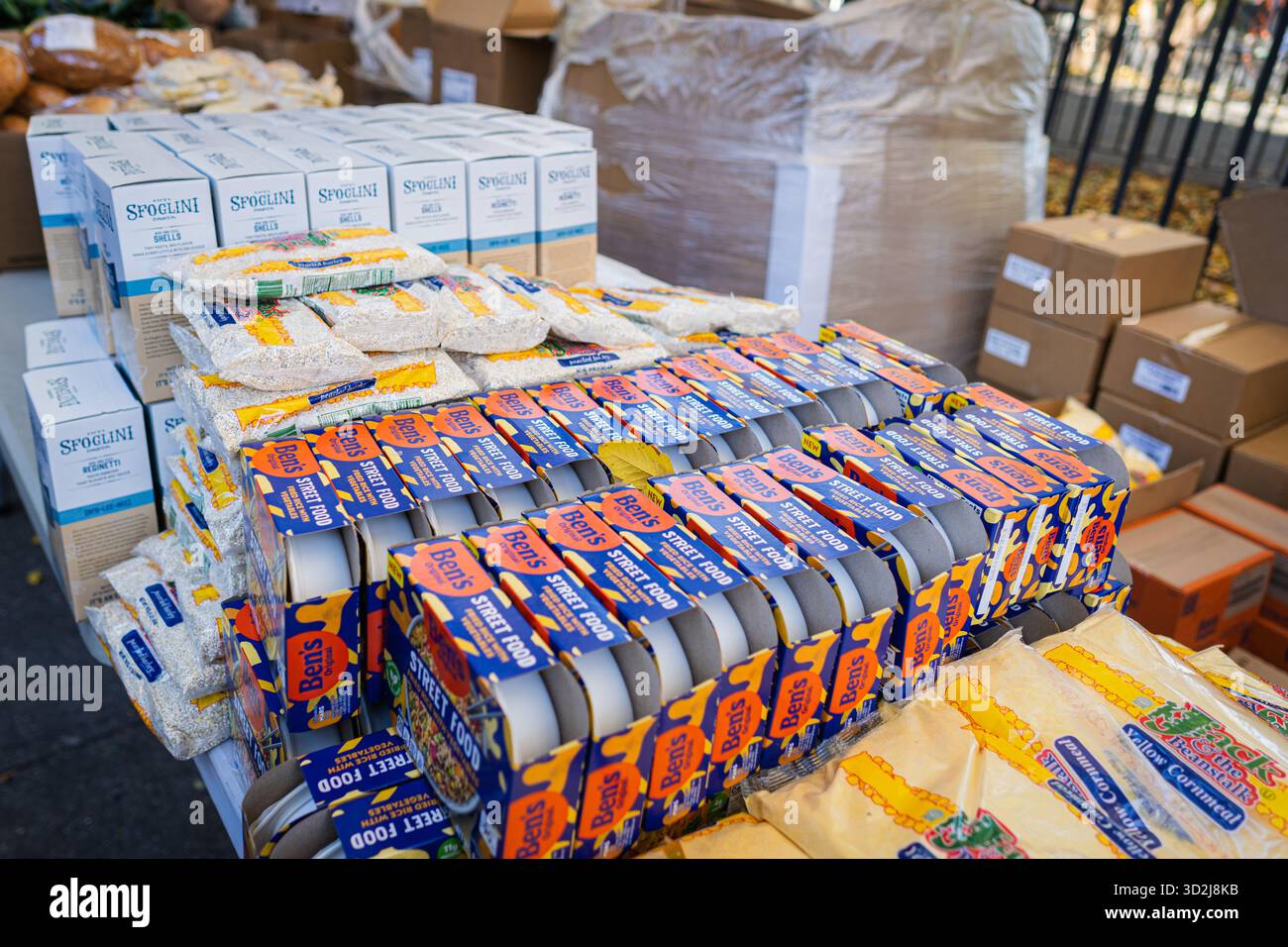 Bronx, USA. November 2025. Die Food Bank NYC beherbergt eine Moble Food Pantry am Mt. Hope Spielplatz für Bewohner der Bronx. Heute ist der erste Tag des Monats, in dem Millionen von New Yorkern ohne die Vorteile des SNAP-Programms (Supplemental Nutrition Assistance Program) zur Versorgung ihrer Familien mit Nahrungsmitteln zurückbleiben würden. Zwei Bundesrichter befahlen dem Landwirtschaftsministerium, die Gelder freizugeben. Bronx, NY. November 2025. (Foto: Steve Sanchez/SIPA USA). Quelle: SIPA US/Alamy Live News Stockfoto