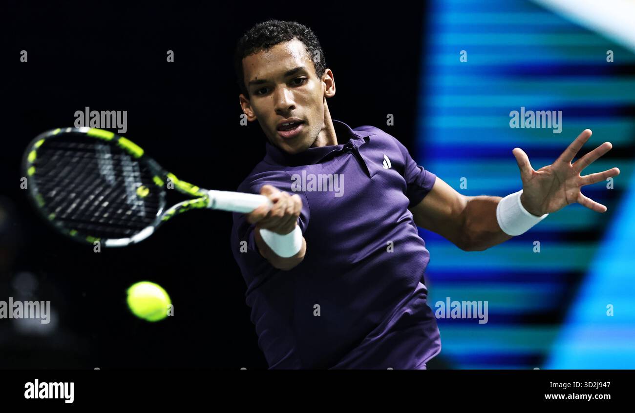 Paris, Frankreich. November 2025. Felix Auger-Aliassime aus Kanada trifft im Halbfinalspiel gegen Alexander Bublik aus Kasachstan beim Paris ATP Masters 1000 Tennis-Turnier in der Paris La Defense Arena in Paris, Frankreich, 1. November 2025. Quelle: Gao Jing/Xinhua/Alamy Live News Stockfoto