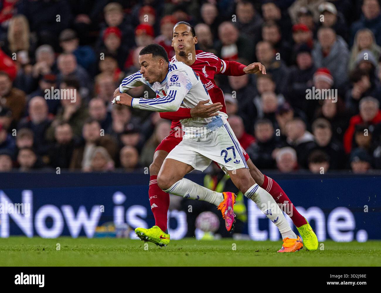 (251102) – LIVERPOOL, 2. November 2025 (Xinhua) – Liverpool-Kapitän Virgil van Dijk (R) hält Aston Villa Morgan Rogers während des englischen Premier League-Spiels zwischen Liverpool FC und Aston Villa FC am 1. November 2025 zurück. (XINHUA) NUR FÜR REDAKTIONELLE ZWECKE. NICHT ZUM VERKAUF FÜR MARKETING- ODER WERBEKAMPAGNEN. KEINE VERWENDUNG MIT NICHT AUTORISIERTEN AUDIO-, VIDEO-, DATEN-, REGALLISTEN, CLUB-/LEAGUE-LOGOS ODER LIVE-DIENSTEN. ONLINE-IN-MATCH-NUTZUNG AUF 45 BILDER BESCHRÄNKT, KEINE VIDETEMULATION. KEINE VERWENDUNG BEI WETTEN, SPIELEN ODER PUBLIKATIONEN FÜR EINZELNE CLUBS/LIGA/SPIELER. Stockfoto