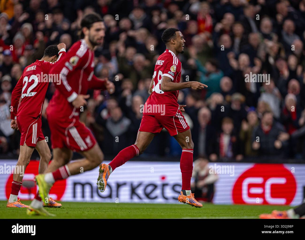 (251102) -- LIVERPOOL, 2. November 2025 (Xinhua) -- Liverpool Ryan Gravenberch (R) feiert, nachdem er am 1. November 2025 im englischen Premier League-Spiel zwischen Liverpool FC und Aston Villa FC in Liverpool das zweite Tor erzielte. (XINHUA) NUR FÜR REDAKTIONELLE ZWECKE. NICHT ZUM VERKAUF FÜR MARKETING- ODER WERBEKAMPAGNEN. KEINE VERWENDUNG MIT NICHT AUTORISIERTEN AUDIO-, VIDEO-, DATEN-, REGALLISTEN, CLUB-/LEAGUE-LOGOS ODER LIVE-DIENSTEN. ONLINE-IN-MATCH-NUTZUNG AUF 45 BILDER BESCHRÄNKT, KEINE VIDETEMULATION. KEINE VERWENDUNG BEI WETTEN, SPIELEN ODER PUBLIKATIONEN FÜR EINZELNE CLUBS/LIGA/SPIELER. Stockfoto