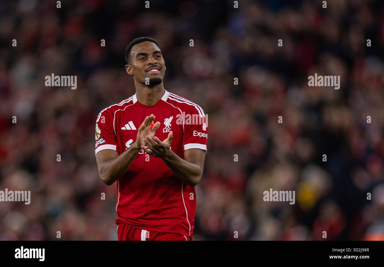 (251102) -- LIVERPOOL, 2. November 2025 (Xinhua) -- Liverpool Ryan Gravenberch applaudiert den Fans nach dem englischen Premier League Spiel zwischen Liverpool FC und Aston Villa FC am 1. November 2025 in Liverpool. (XINHUA) NUR FÜR REDAKTIONELLE ZWECKE. NICHT ZUM VERKAUF FÜR MARKETING- ODER WERBEKAMPAGNEN. KEINE VERWENDUNG MIT NICHT AUTORISIERTEN AUDIO-, VIDEO-, DATEN-, REGALLISTEN, CLUB-/LEAGUE-LOGOS ODER LIVE-DIENSTEN. ONLINE-IN-MATCH-NUTZUNG AUF 45 BILDER BESCHRÄNKT, KEINE VIDETEMULATION. KEINE VERWENDUNG BEI WETTEN, SPIELEN ODER PUBLIKATIONEN FÜR EINZELNE CLUBS/LIGA/SPIELER. Stockfoto