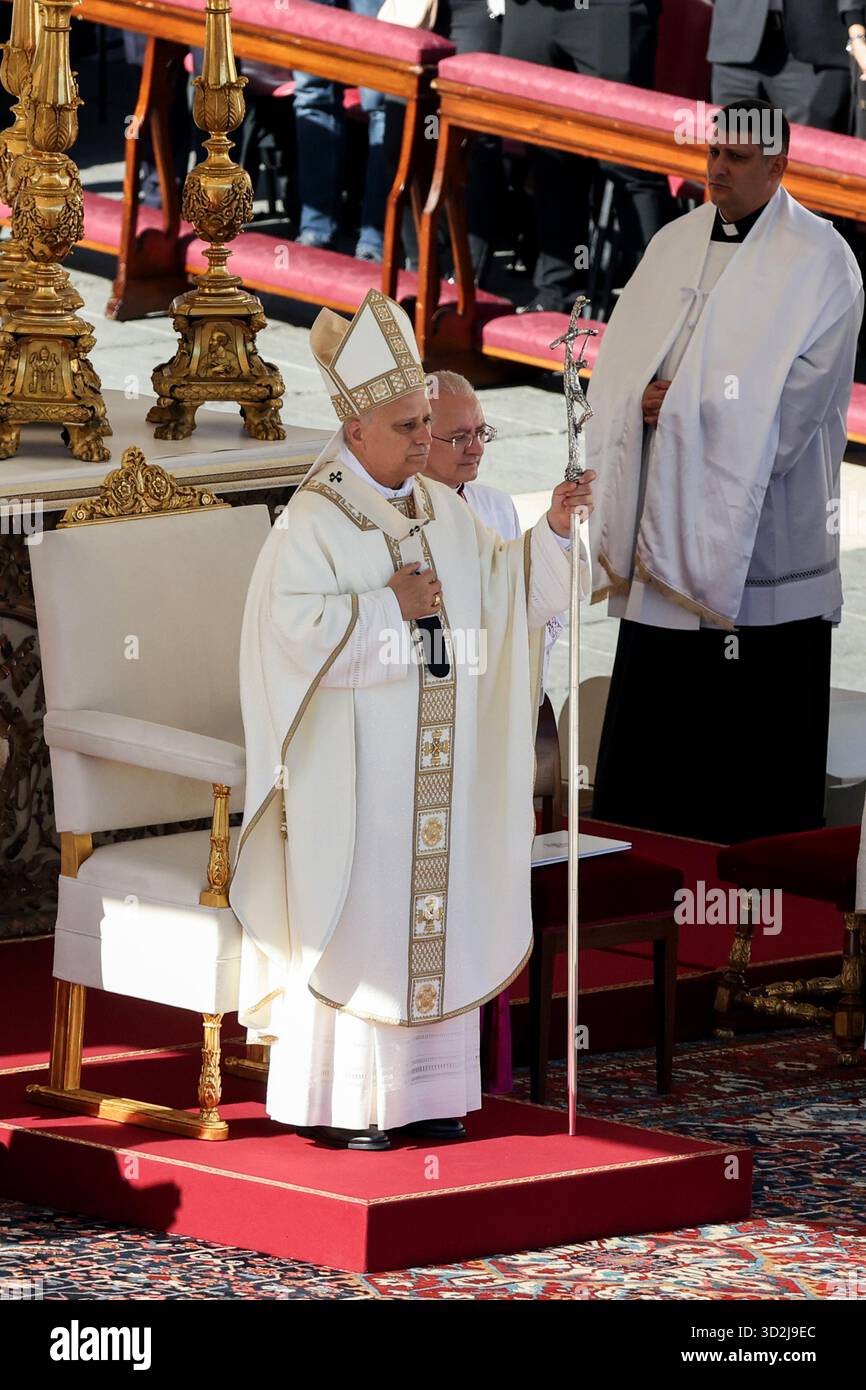 Rom, Italien. November 2025. Papst Leo XIV. Führt die Messe am Hochfest Allerheiligen auf dem Petersplatz. Der Papst ernannte den Engländer St. John Henry Newman (ein ehemaliger Anglikaner, der zum Katholizismus konvertierte und den Orden des Heiligen Philipp Neri gründete) zum Doktor der Kirche. (Foto: Marco Iacobucci/SOPA Images/SIPA USA) Credit: SIPA US/Alamy Live News Stockfoto
