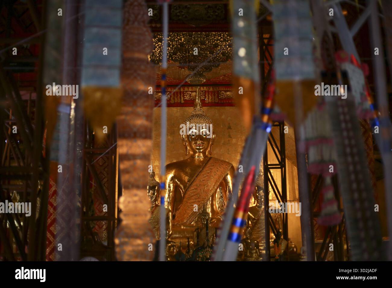 Die goldene buddha-Statue strahlt einen ruhigen Ausdruck aus und fördert den spirituellen Frieden. Das Tempelinnere bietet eine heilige Umgebung, einladende Ehrfurcht und ruhige Kontinuität Stockfoto