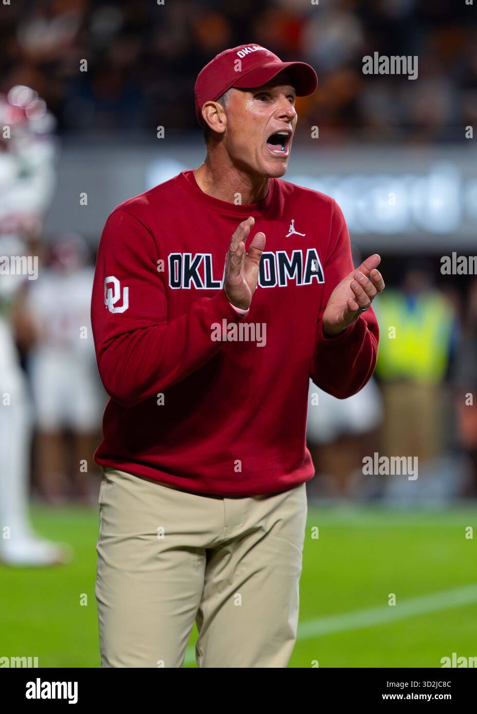 1. November 2025: Brent Venables von den Oklahoma Sooners vor dem NCAA-Fußballspiel zwischen den University of Tennessee Volunteers und der University of Oklahoma Sooners im Neyland Stadium, Knoxville, TN Tim Gangloff/CSM Stockfoto