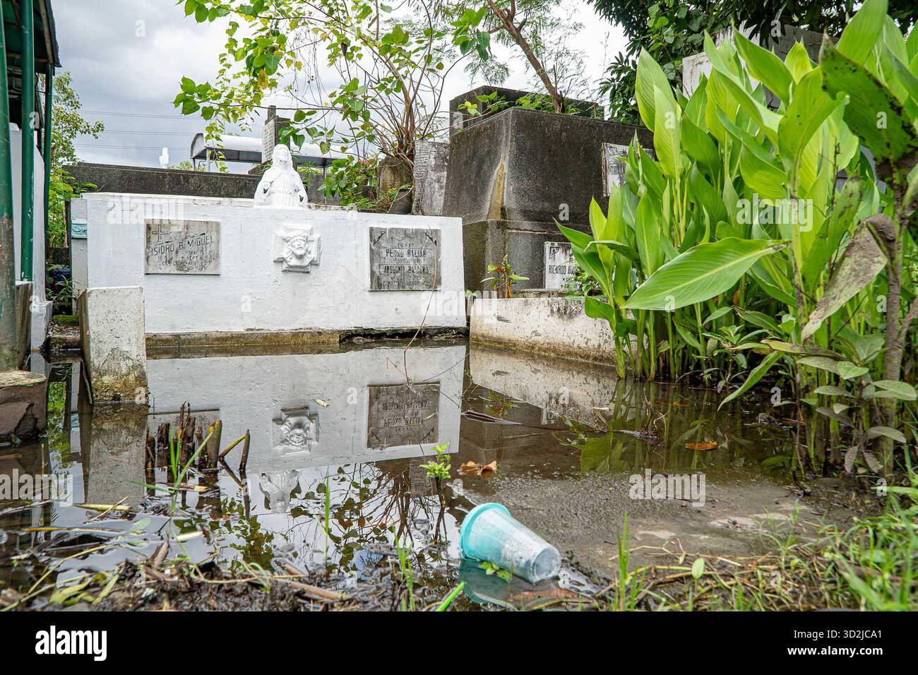 Manila, Manila, Philippinen. November 2025. Einige Gräber sind aufgrund der schlechten Entwässerung auf dem Manila South Cemetery in Makati am Allerheiligen-Tag 2025 überflutet. (Kreditbild: © Jyor so/ZUMA Press Wire) NUR REDAKTIONELLE VERWENDUNG! Nicht für kommerzielle ZWECKE! Stockfoto