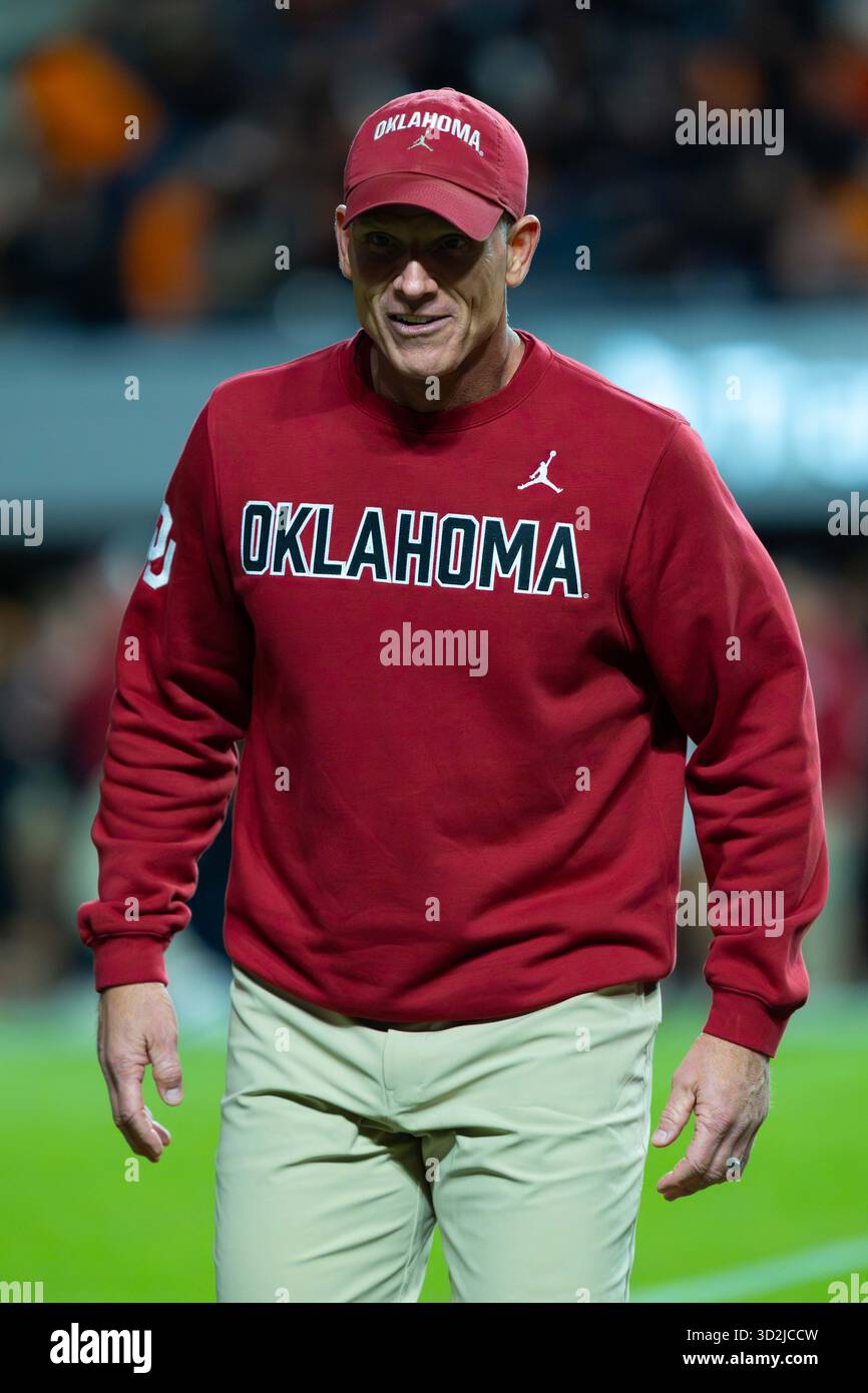 1. November 2025: Brent Venables von den Oklahoma Sooners vor dem NCAA-Fußballspiel zwischen den University of Tennessee Volunteers und der University of Oklahoma Sooners im Neyland Stadium, Knoxville, TN Tim Gangloff/CSM Stockfoto