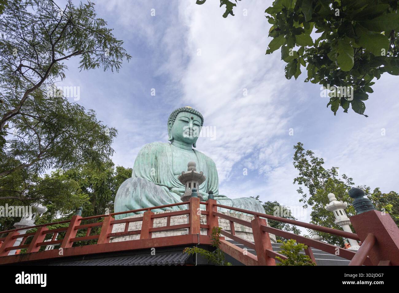 Die prächtige Buddha-Statue ruht friedlich im japanischen Tempelgarten. Bronzemonument repräsentiert den ruhigen Buddhismus, inspiriert ruhige spirituelle Hingabe und r Stockfoto