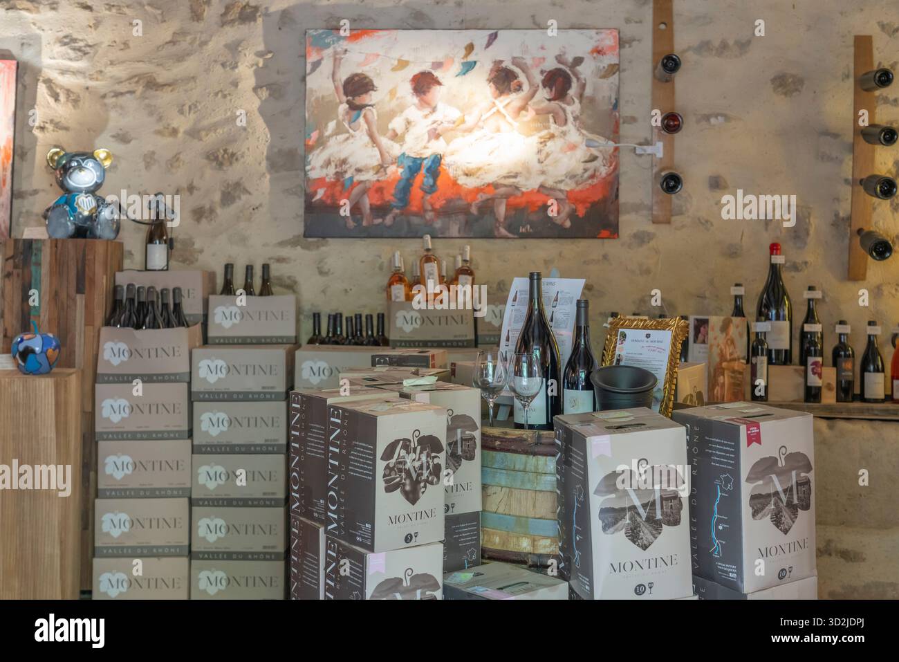 Ein Weinkeller in Grignan, Drome, Provence, Frankreich, Europa. Stockfoto