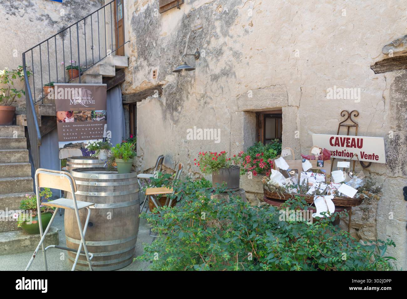 Ein Weinkeller in Grignan, Drome, Provence, Frankreich, Europa. Stockfoto