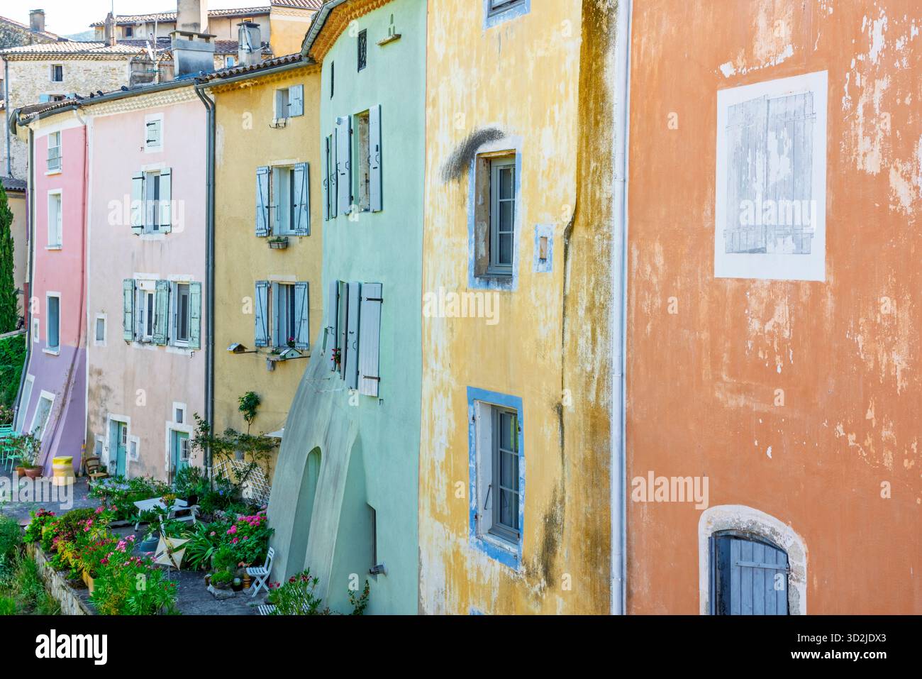 Kolossale Gebäudearchitektur entlang der Straßen in Dieulifit, Drome, Provence, Frankreich, Europa. Stockfoto