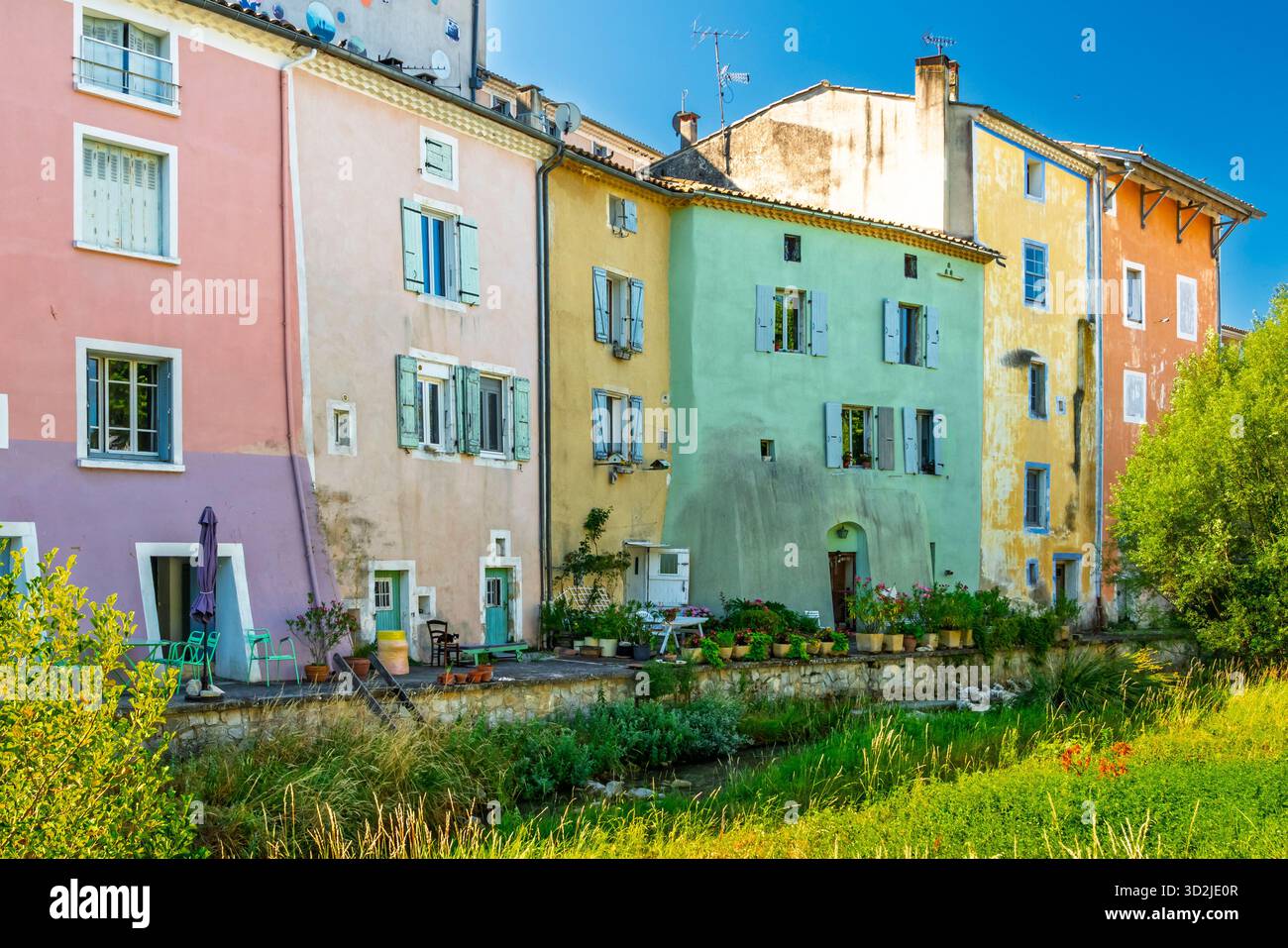 Kolossale Gebäudearchitektur entlang der Straßen in Dieulifit, Drome, Provence, Frankreich, Europa. Stockfoto