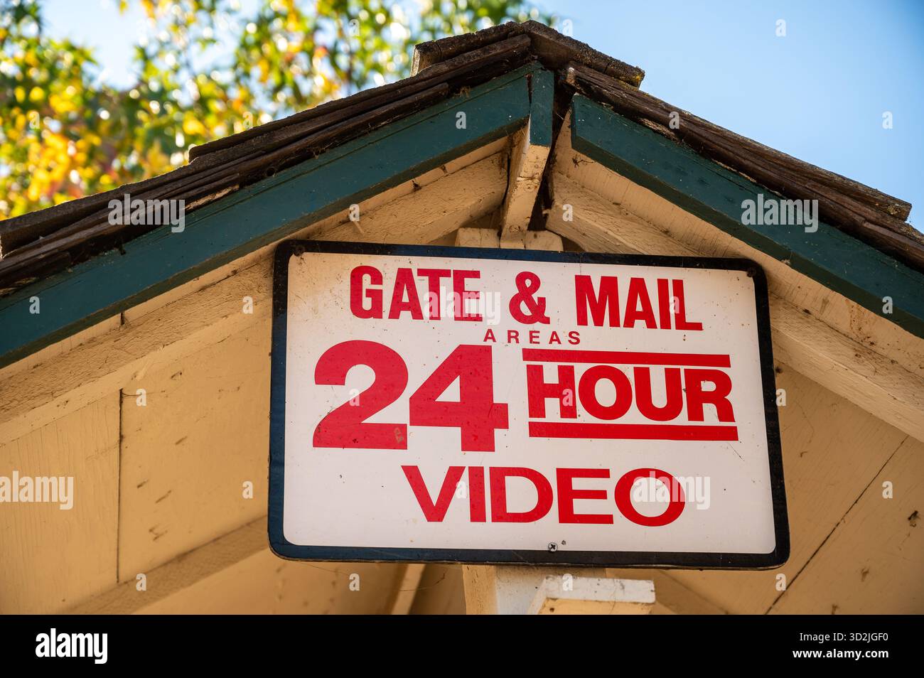 Warnung 24 Stunden Videoüberwachung von Gate und Postfächern Stockfoto