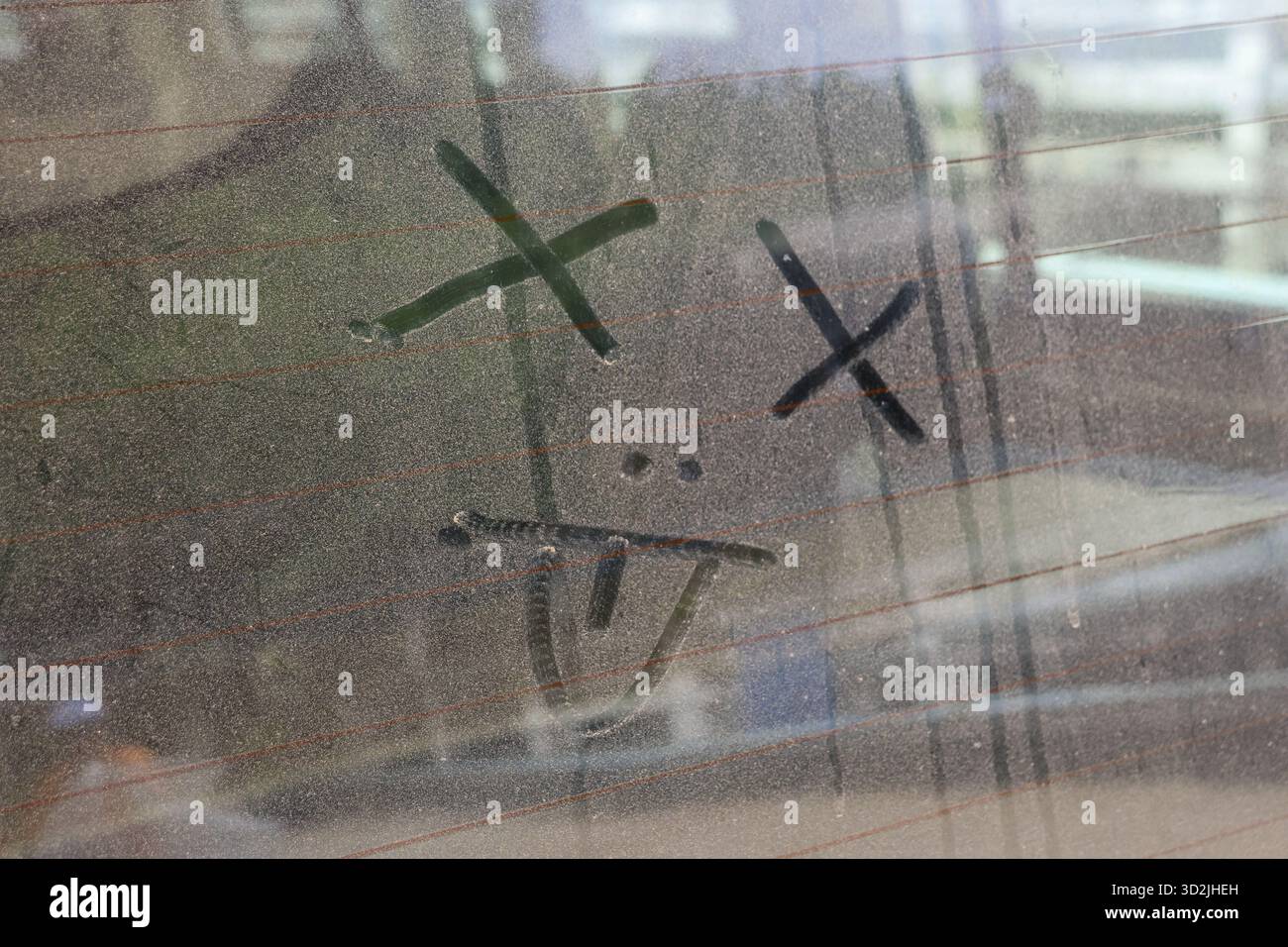 Einfache, traurige, müde, lustige Zeichnung von totem Emoticon auf verstaubtem Fenster. Dieses einfache Doodle drückt das Gefühl von vollständiger Erschöpfung und Schwindel auf schmutzig aus Stockfoto