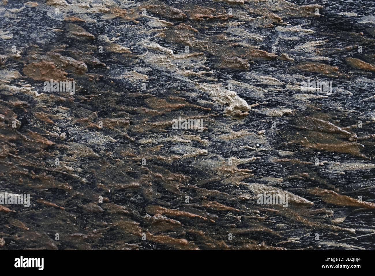 Robuste Nahaufnahme des Natursteinhintergrunds. Dieses abstrakte Muster mit Grau-, Braun- und Schwarztönen zeigt Details der Geologie und der rauen Materia Stockfoto