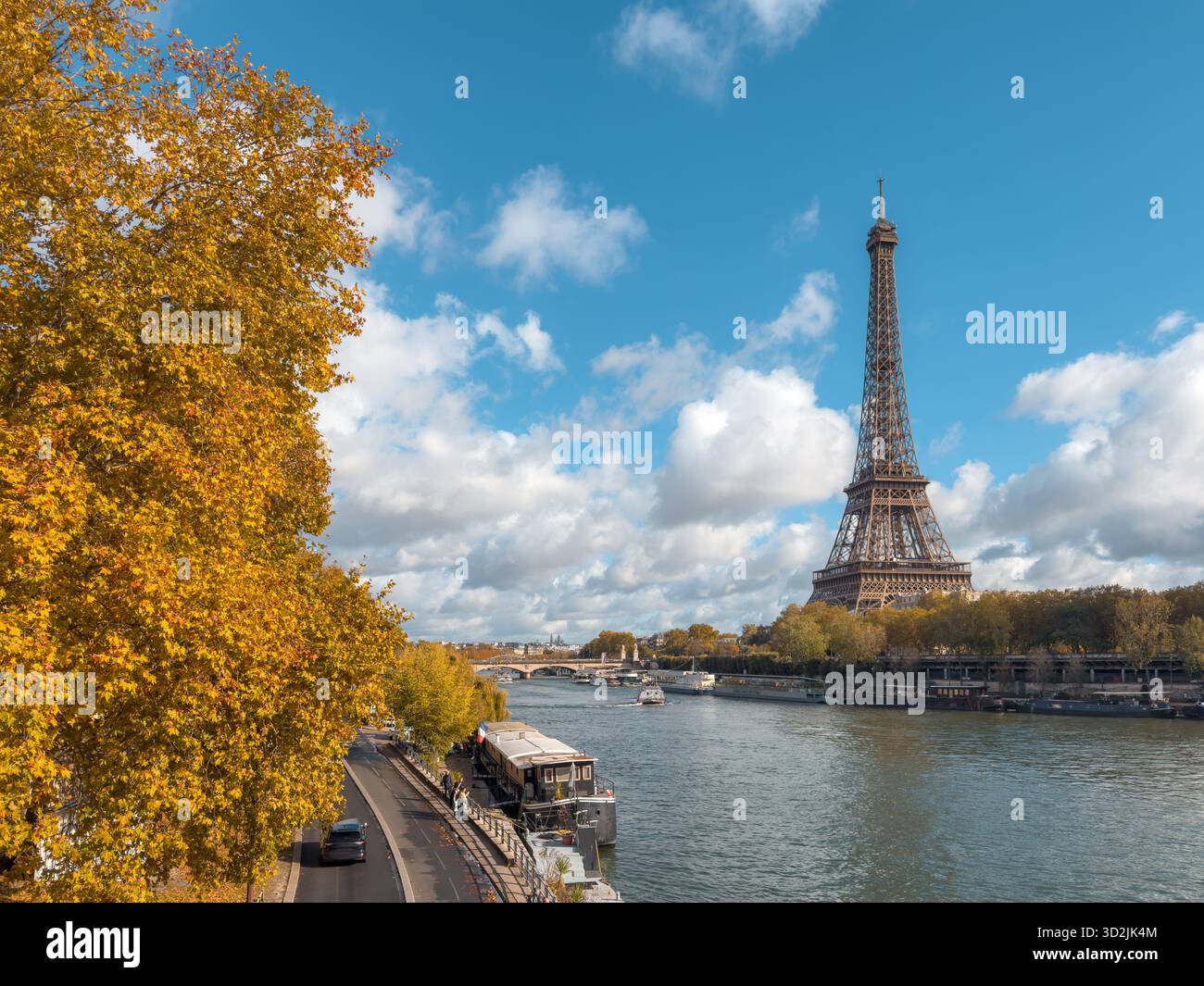 Eiffelturm an der seine mit herbstlichen Bäumen und Spaziergang am Fluss Stockfoto