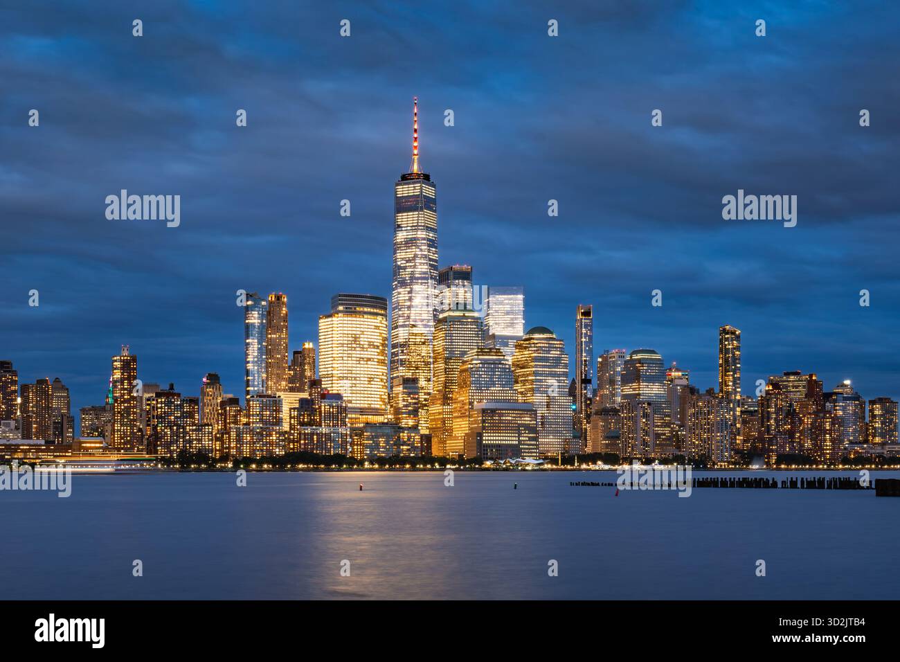 Blick in die Dämmerung auf die Skyline von Lower Manhattan mit Wolkenkratzern im World Trade Center. Malerische New York City Uferpromenade und Finanzviertel in der Abenddämmerung Stockfoto