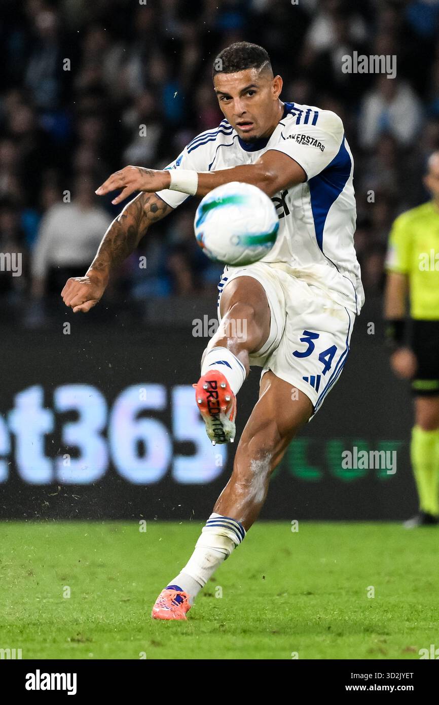 Diego Carlos of Como 1907 in Aktion während des Fußballspiels der Serie A 2025/2026 zwischen SSC Napoli und Como 1907 im Diego Armando Maradona Stadion in Neapel (Italien), 1. November 2025. Stockfoto
